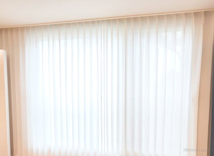 울진 빌라 거실 헤비쉬폰 커튼·안방 콤비블라인드 시공후기 시공 사진
